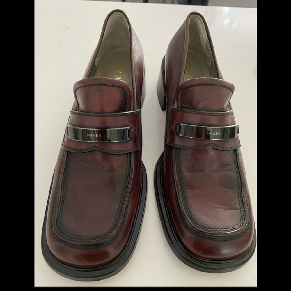 BRAND NEW NEVER WORN Prada Spazzolato leather penny loafer size 40 womens